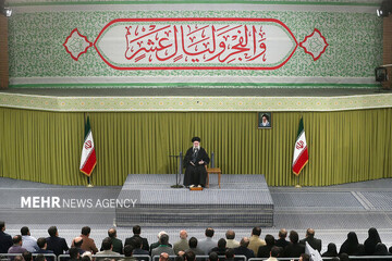 قائد الثورة: لتعلم أمريكا اذا اشعلت حربا فستكون هذه المرة حربا اقليمية