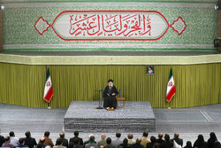 ایران کی طرف میلی نظروں سے دیکھنے والوں کو زور دار طمانچہ ماریں گے، رہبر معظم