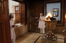 وحدت ملی و همزیستی ادیان در یزد؛ زنگ انقلاب درآتشکده یزد طنین‌انداز شد