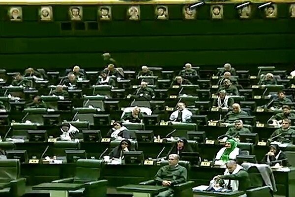 أعضاء البرلمان يرتدون زي الحرس الثوري