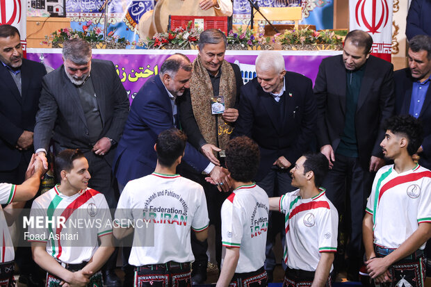 آیین به صدا درآمدن زنگ انقلاب در زورخانه شهید فهمیده