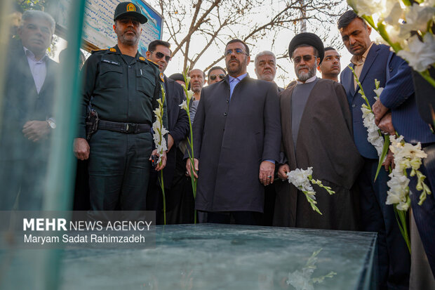 گلباران قبور شهدا در شیراز