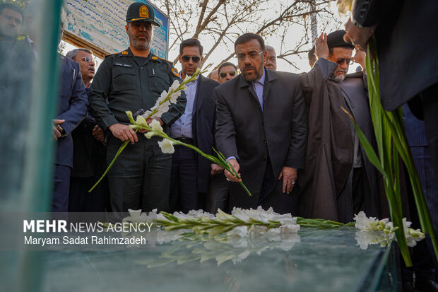 گلباران قبور شهدا در شیراز