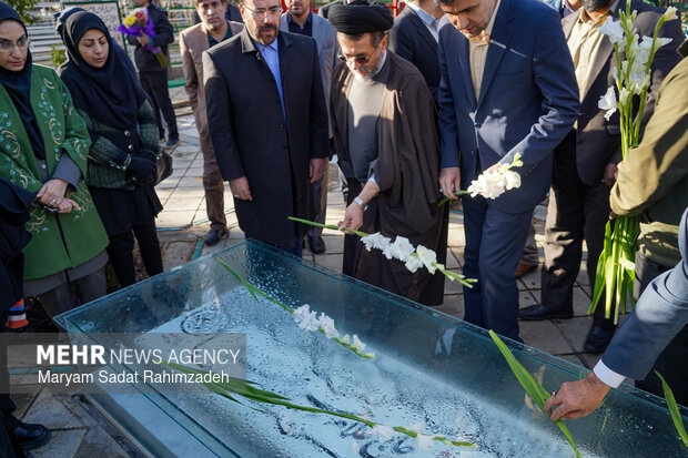 گلباران قبور شهدا در شیراز