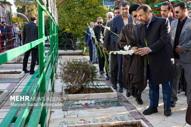 گلباران قبور شهدا در شیراز