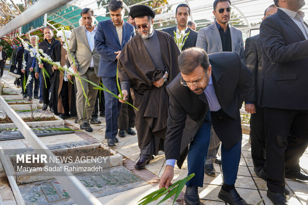 گلباران قبور شهدا در شیراز