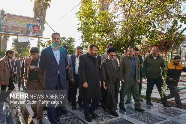 گلباران قبور شهدا در شیراز