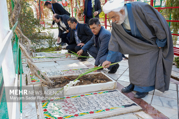 گلباران قبور شهدا در شیراز