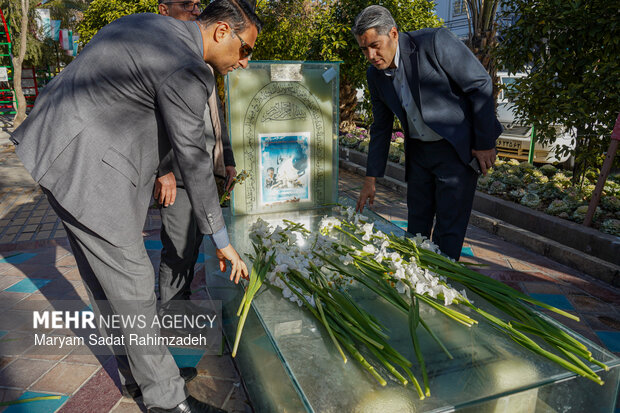 گلباران قبور شهدا در شیراز