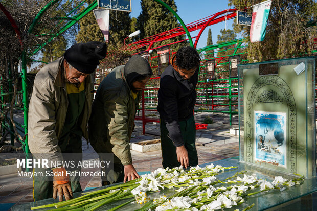 گلباران قبور شهدا در شیراز
