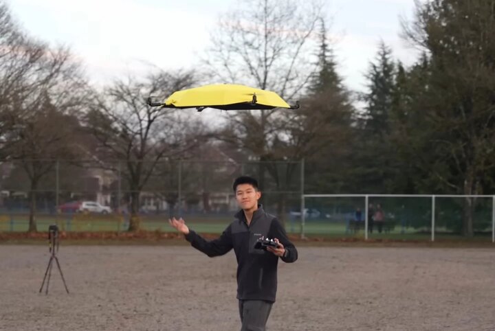 چتر خودکار بالای سر پرواز میکند