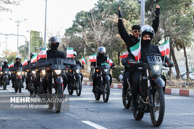 رژه موتورسواران در سالروز ورود امام خمینی به ایران