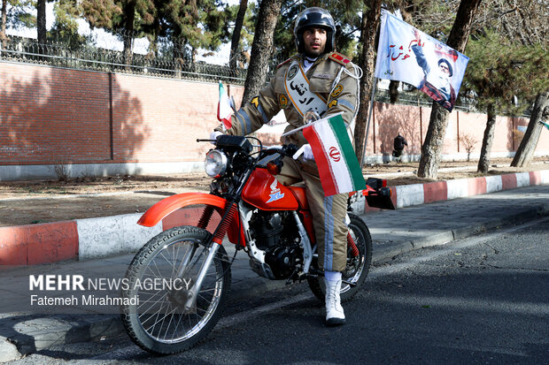 رژه موتورسواران در سالروز ورود امام خمینی به ایران
