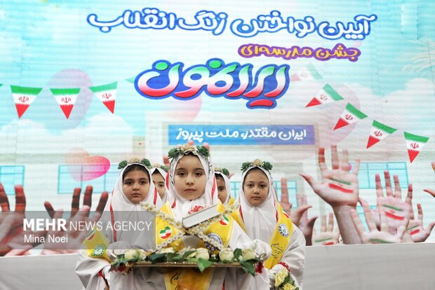 نواختن زنگ انقلاب در هنرستان خدیجه کبری تبریز