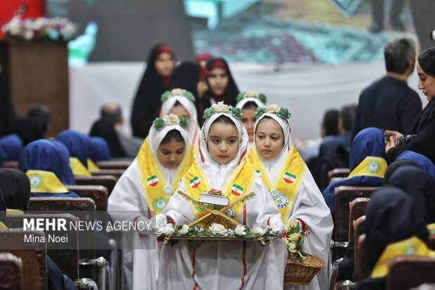 نواختن زنگ انقلاب در هنرستان خدیجه کبری تبریز