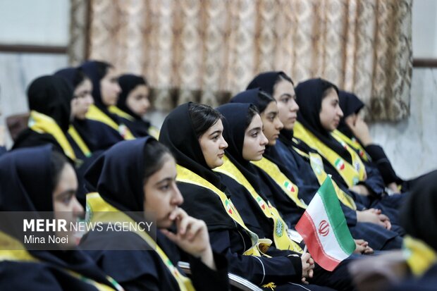 نواختن زنگ انقلاب در هنرستان خدیجه کبری تبریز