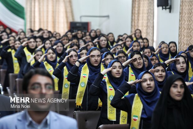 نواختن زنگ انقلاب در هنرستان خدیجه کبری تبریز