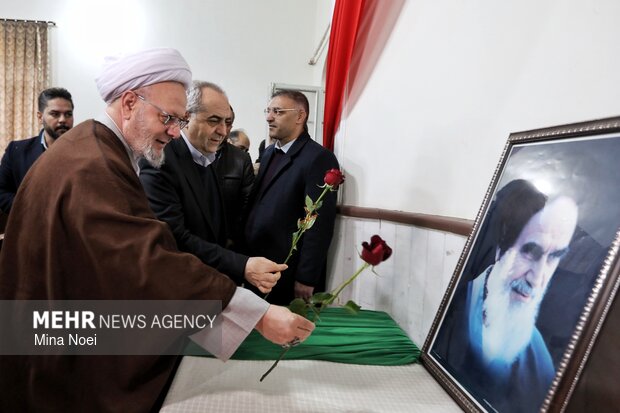 نواختن زنگ انقلاب در هنرستان خدیجه کبری تبریز