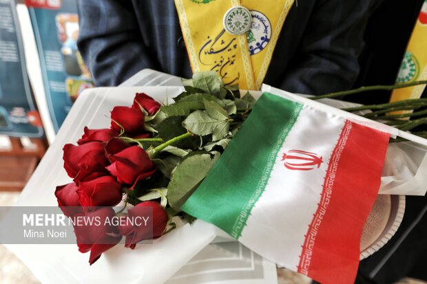 نواختن زنگ انقلاب در هنرستان خدیجه کبری تبریز