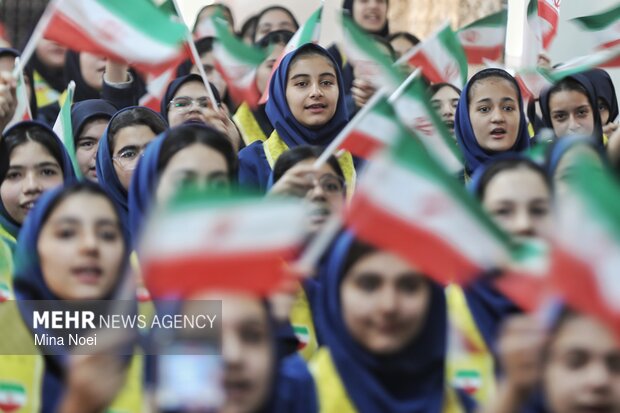 نواختن زنگ انقلاب در هنرستان خدیجه کبری تبریز