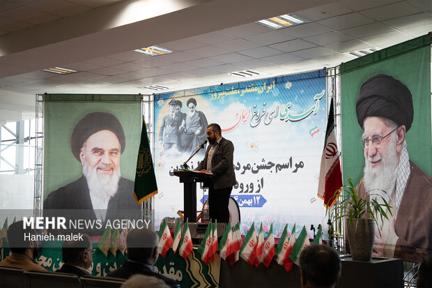 مراسم نمادین استقبال از امام خمینی (ره) در فرودگاه گرگان