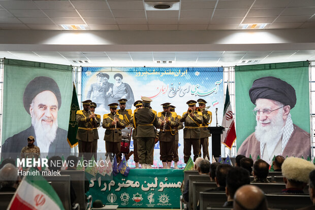 مراسم نمادین استقبال از امام خمینی (ره) در فرودگاه گرگان