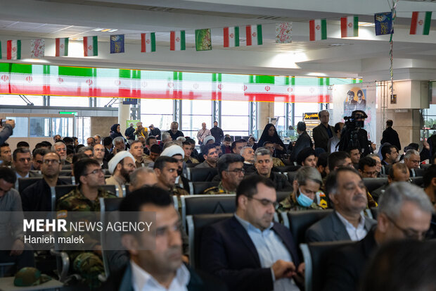 مراسم نمادین استقبال از امام خمینی (ره) در فرودگاه گرگان