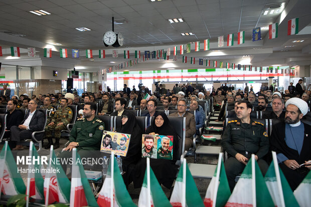 مراسم نمادین استقبال از امام خمینی (ره) در فرودگاه گرگان