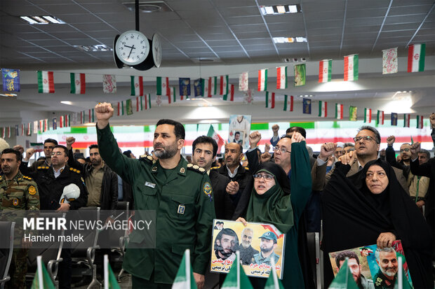 مراسم نمادین استقبال از امام خمینی (ره) در فرودگاه گرگان