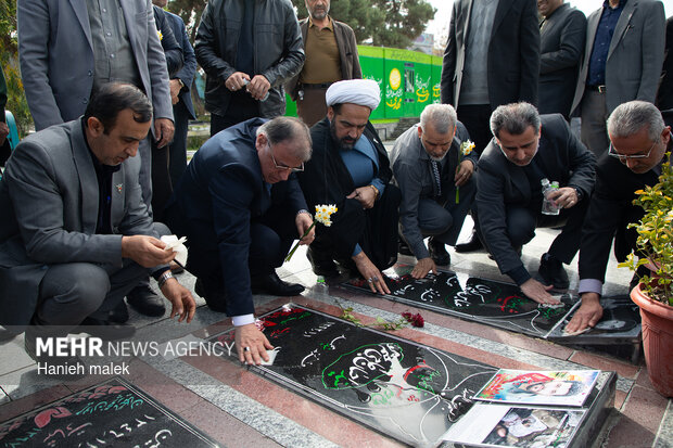 مراسم نمادین استقبال از امام خمینی (ره) در فرودگاه گرگان