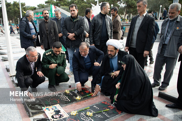 مراسم نمادین استقبال از امام خمینی (ره) در فرودگاه گرگان