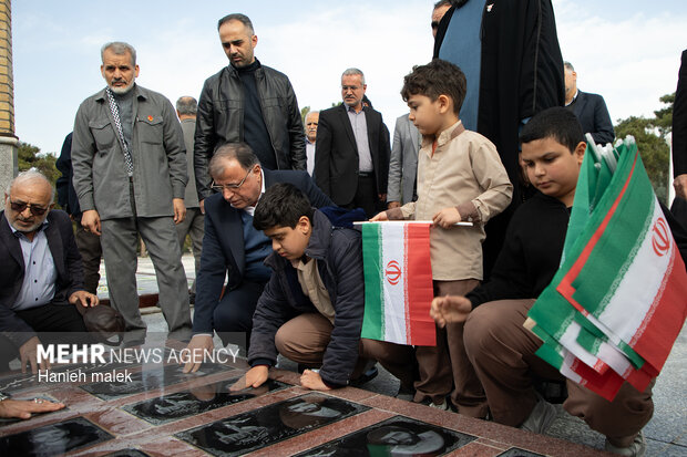 مراسم نمادین استقبال از امام خمینی (ره) در فرودگاه گرگان