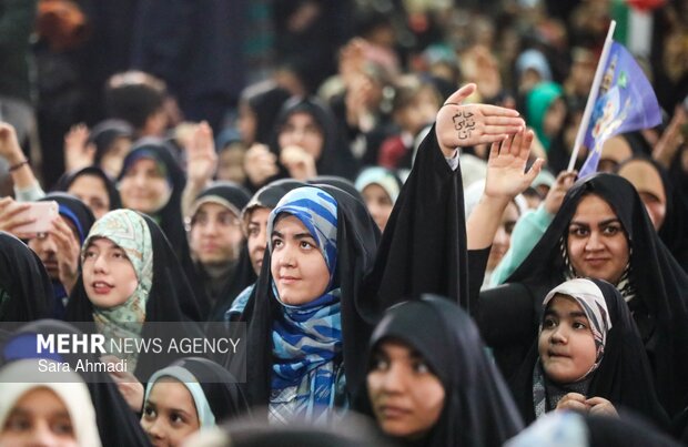 جشن ۱۲ هزار نفری «در پناه زمان» در مشهد