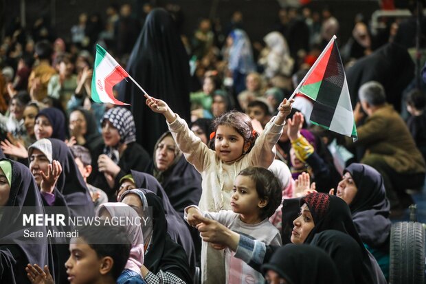 جشن ۱۲ هزار نفری «در پناه زمان» در مشهد