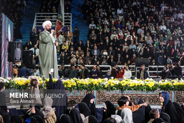 جشن ۱۲ هزار نفری «در پناه زمان» در مشهد