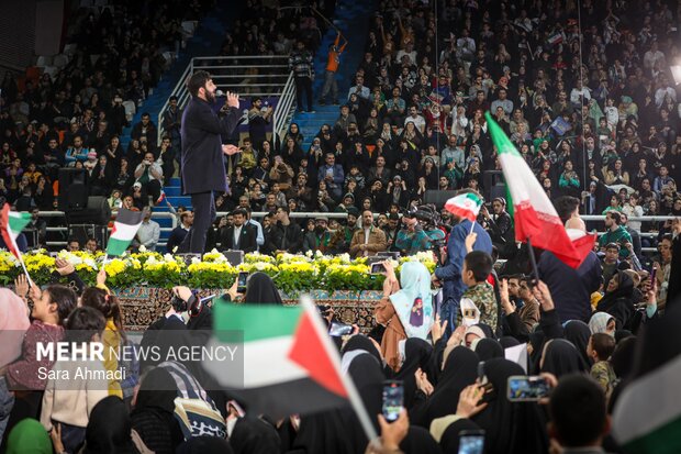 جشن ۱۲ هزار نفری «در پناه زمان» در مشهد