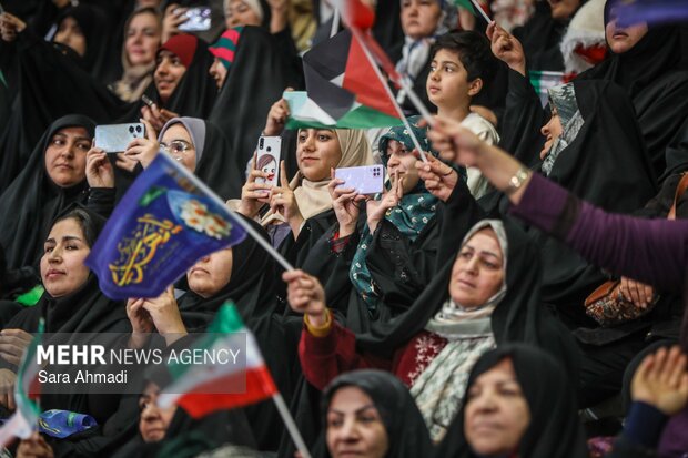 جشن ۱۲ هزار نفری «در پناه زمان» در مشهد