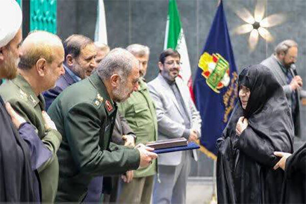 اختتامیه نهمین جشنواره ملی«فانوس»با تجلیل از هنرمندان مقاومت برگزار شد اختتامیه نهمین جشنواره ملی«فانوس»با تجلیل از هنرمندان مقاومت برگزار شد