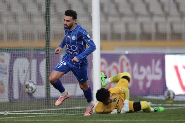 کیفیت نامطلوب چمن و احساسی شدن بازیکن استقلال در باد شدید!