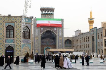 برافراشته شدن پرچم ایران اسلامی و تبلور هویت ملی در صحن و سرای رضوی