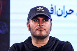 ایستاده در غبار