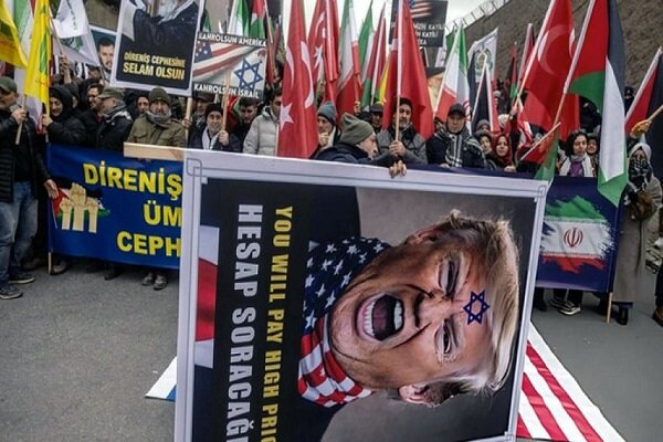 تركيا...تجمّع تضامني مع إيران أمام القنصلية الأميركية في إسطنبول