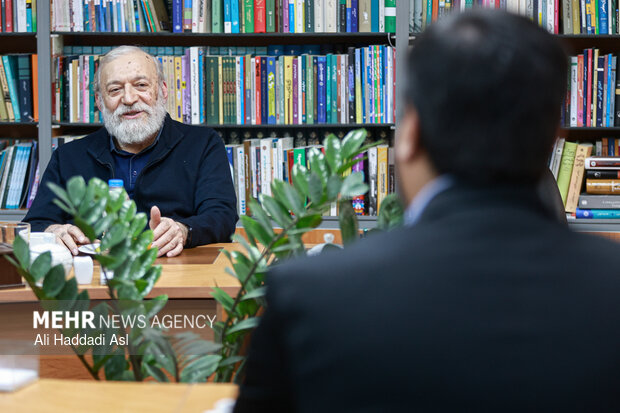 حضور محمدجواد لاریجانی در گروه رسانه‌ای مهر