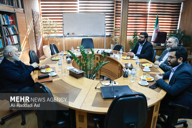 حضور محمدجواد لاریجانی در گروه رسانه‌ای مهر