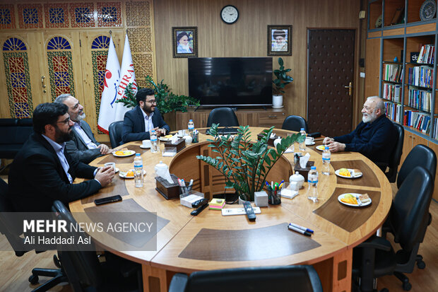 حضور محمدجواد لاریجانی در گروه رسانه‌ای مهر