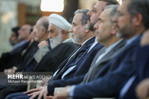 Foreign ministry staff renew allegiance to Imam Khomeini (RA)
