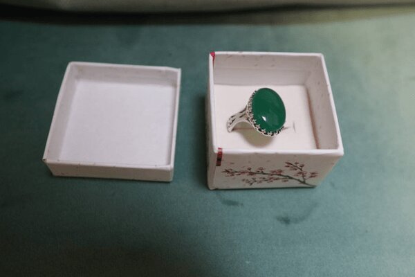 هدیه رهبر انقلاب به همسر شهیدی که انگشت و انگشتر شهیدش را ربودند