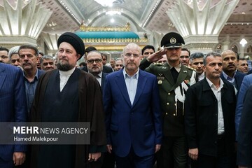 أعضاء البرلمان يجددون العهد مع الإمام الخميني(رحمه الله) ومبادئ الثورة