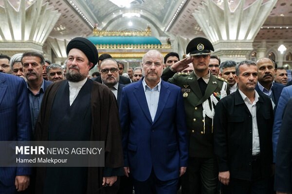 أعضاء البرلمان يجددون العهد مع الإمام الخميني(رحمه الله) ومبادئ الثورة