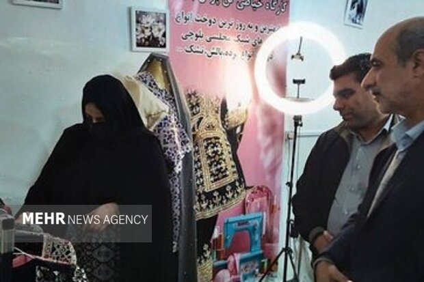 افتتاح کارگاه تولیدی صنایع‌دستی در شهرستان هیرمند به مناسبت دهه فجر